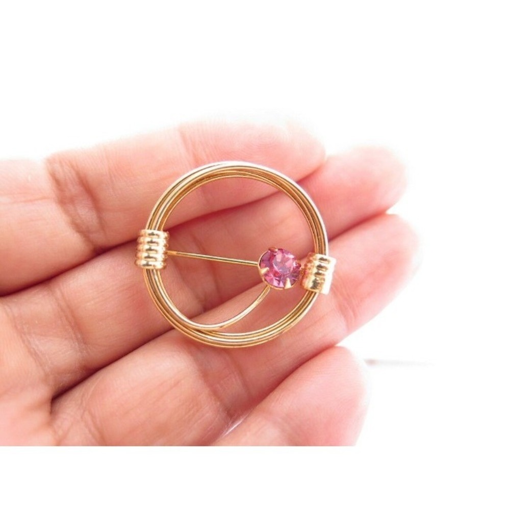 Vintage Small Abstract Pink Flower Gold Toned Wreath Pin